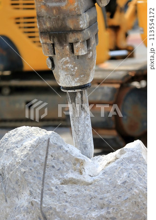 コンクリートガラとブレーカー 113554172