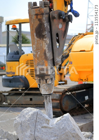 コンクリートガラとブレーカー 113554173