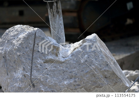 コンクリートガラとブレーカー 113554175