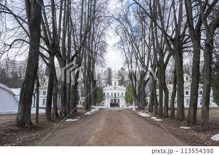 Serednikovo manor, mansion, palace, white building. arena in the Serednikovo estate in the Moscow region, a park-manor of the end of the XVIII beginning of the XIX century 113554398