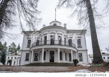 Serednikovo manor, mansion, palace, white building. arena in the Serednikovo estate in the Moscow region, a park-manor of the end of the XVIII beginning of the XIX century Serednikovo manor, mansion, palace, white building. arena in the Serednikovo estate in the Moscow region, a park-manor of the end of the XVIII beginning of the XIX century 113554418