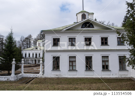 Serednikovo manor, mansion, palace, white building. arena in the Serednikovo estate in the Moscow region, a park-manor of the end of the XVIII beginning of the XIX century Serednikovo manor, mansion, palace, white building. arena in the Serednikovo estate in the Moscow region, a park-manor of the end of the XVIII beginning of the XIX century 113554506