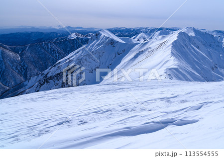 冬の谷川岳・山頂付近より望む山並みの絶景（ぐんま県境稜線トレイル） 113554555