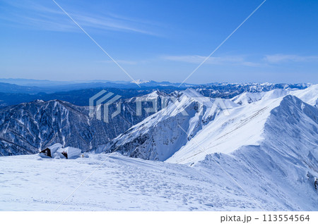 冬の谷川岳・山頂付近より望む山並みの絶景(ぐんま県境稜線トレイル) 冬の谷川岳・山頂付近より望む山並みの絶景(ぐんま県境稜線トレイル) 113554564