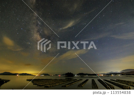 瀬戸内の夏の星景色　牡蠣棚並ぶ海に昇る天の川 113554838
