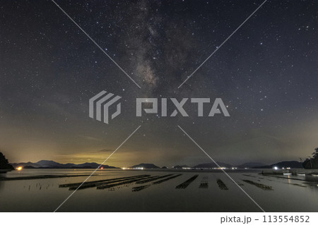 瀬戸内の夏の星景色 牡蠣棚並ぶ海と天の川 瀬戸内の夏の星景色 牡蠣棚並ぶ海と天の川 113554852