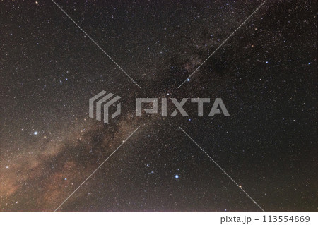 夏の星空　天の川の夏の大三角と白鳥座　 113554869