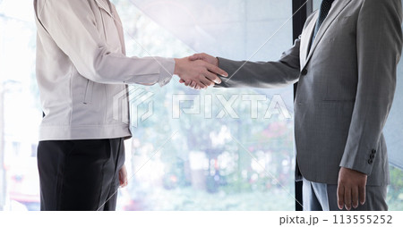 契約や協業握手するビジネスマン　施工管理技士や現場監督と社長　顔無し 113555252