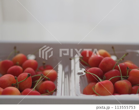 箱入りのさくらんぼ（たくさん） 113555753