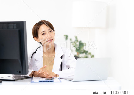 白衣の女性　診察　対面 113555812