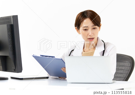 白衣の女性 オンライン診療 白衣の女性 オンライン診療 113555818