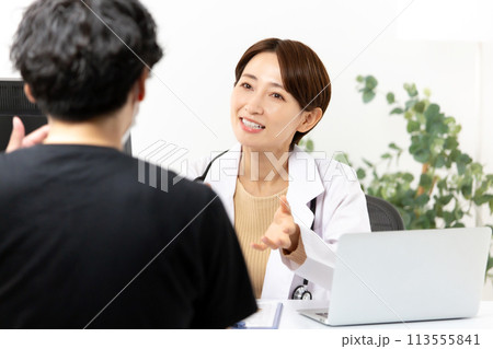 白衣の女性 診察 対面 白衣の女性 診察 対面 113555841