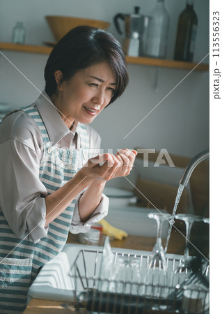 a forty-something woman 113556323