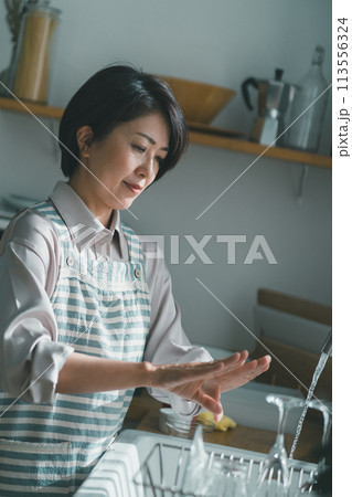 a forty-something woman 113556324