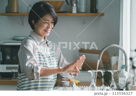 a forty-something woman 113556327