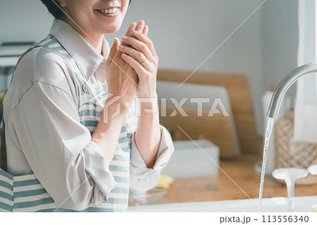 a forty-something woman 113556340