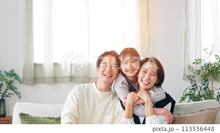 リビングルームでハグする親子 113556448