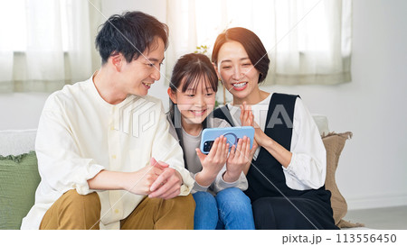 みんなでスマホを見る親子 113556450