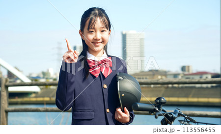 自転車のそばでヘルメットを持つ女の子 自転車のそばでヘルメットを持つ女の子 113556455