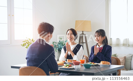 食卓でいただきますして手をあわせる親子 食卓でいただきますして手をあわせる親子 113556463