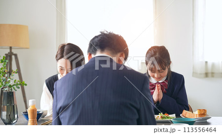 食卓でいただきますして手をあわせる親子 113556464