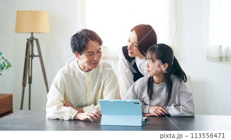 みんなでタブレットを見る家族 みんなでタブレットを見る家族 113556471