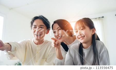 テレビを見る親子 113556475