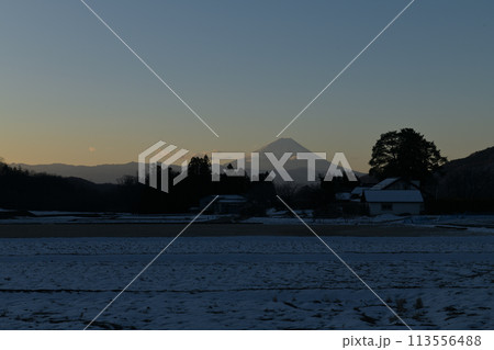 雪が残る農村から見える夜明けの富士 113556488