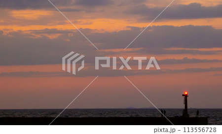 夕焼けと釣人 夕焼けと釣人 113556728