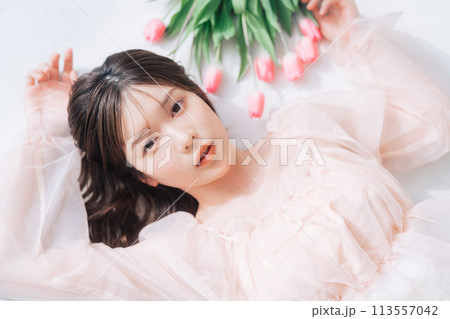 若い女性のファッション・ビューティーイメージ（ピンク・春）  113557042