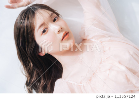 若い女性のメイクアップイメージ 113557124