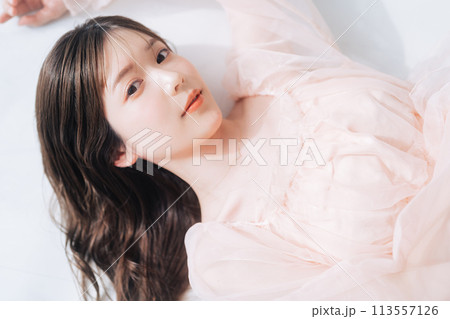 若い女性のメイクアップイメージ 113557126