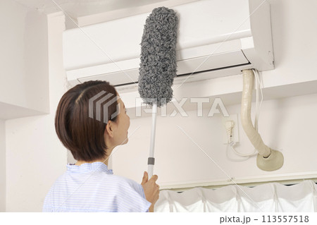エアコンの掃除をする女性 113557518