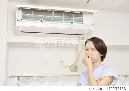 エアコンの臭いに困る女性 エアコンの臭いに困る女性 113557528