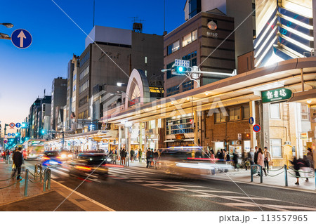 京都　夕暮れの四条通 113557965