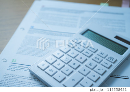電卓と資料 電卓と資料 113558421