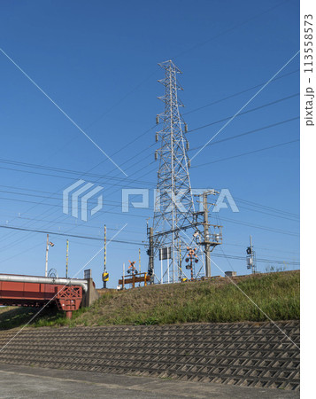 大和川の堤防を横切る阪堺電車の阪堺線 113558573