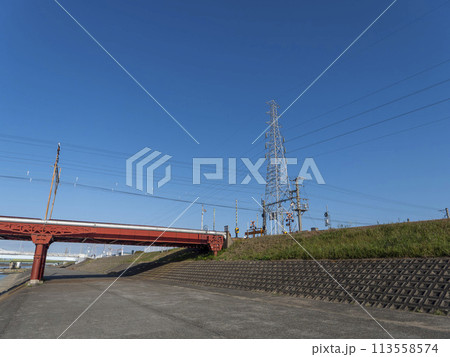 大和川の堤防を横切る阪堺電車の阪堺線 113558574