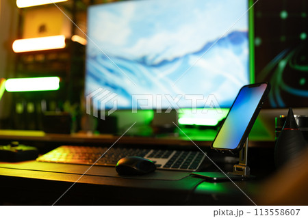 かっこいいスマホとデスク かっこいいスマホとデスク 113558607