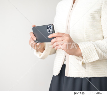 フォーマルなジャケットを着た女性 フォーマルなジャケットを着た女性 113558620
