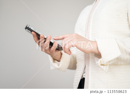 フォーマルなジャケットを着た女性 フォーマルなジャケットを着た女性 113558623