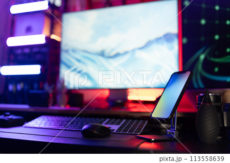 かっこいいスマホとデスク かっこいいスマホとデスク 113558639