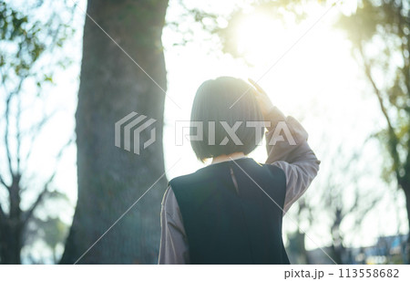 森の中の女性ポートレート 113558682