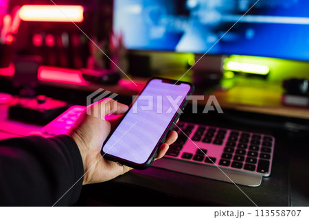 かっこいいスマホとデスク 113558707