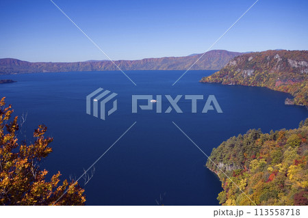 紅葉の十和田湖と観光船 113558718