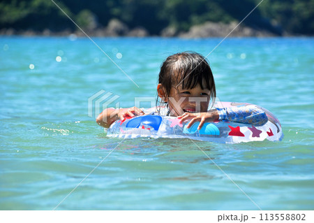 海水浴をして遊んでいる女の子 海水浴をして遊んでいる女の子 113558802