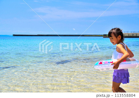 浮き輪をもっている女の子 浮き輪をもっている女の子 113558804