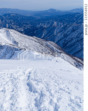 厳冬の谷川岳・天神尾根の急斜面と山並みの絶景 厳冬の谷川岳・天神尾根の急斜面と山並みの絶景 113558912