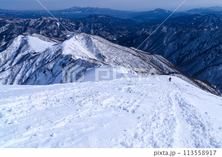 厳冬の谷川岳・天神尾根の急斜面と山並みの絶景 厳冬の谷川岳・天神尾根の急斜面と山並みの絶景 113558917