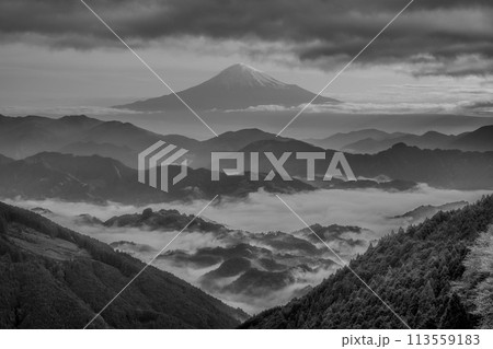 清水吉原から見るモノクロームの山並みと富士山 清水吉原から見るモノクロームの山並みと富士山 113559183